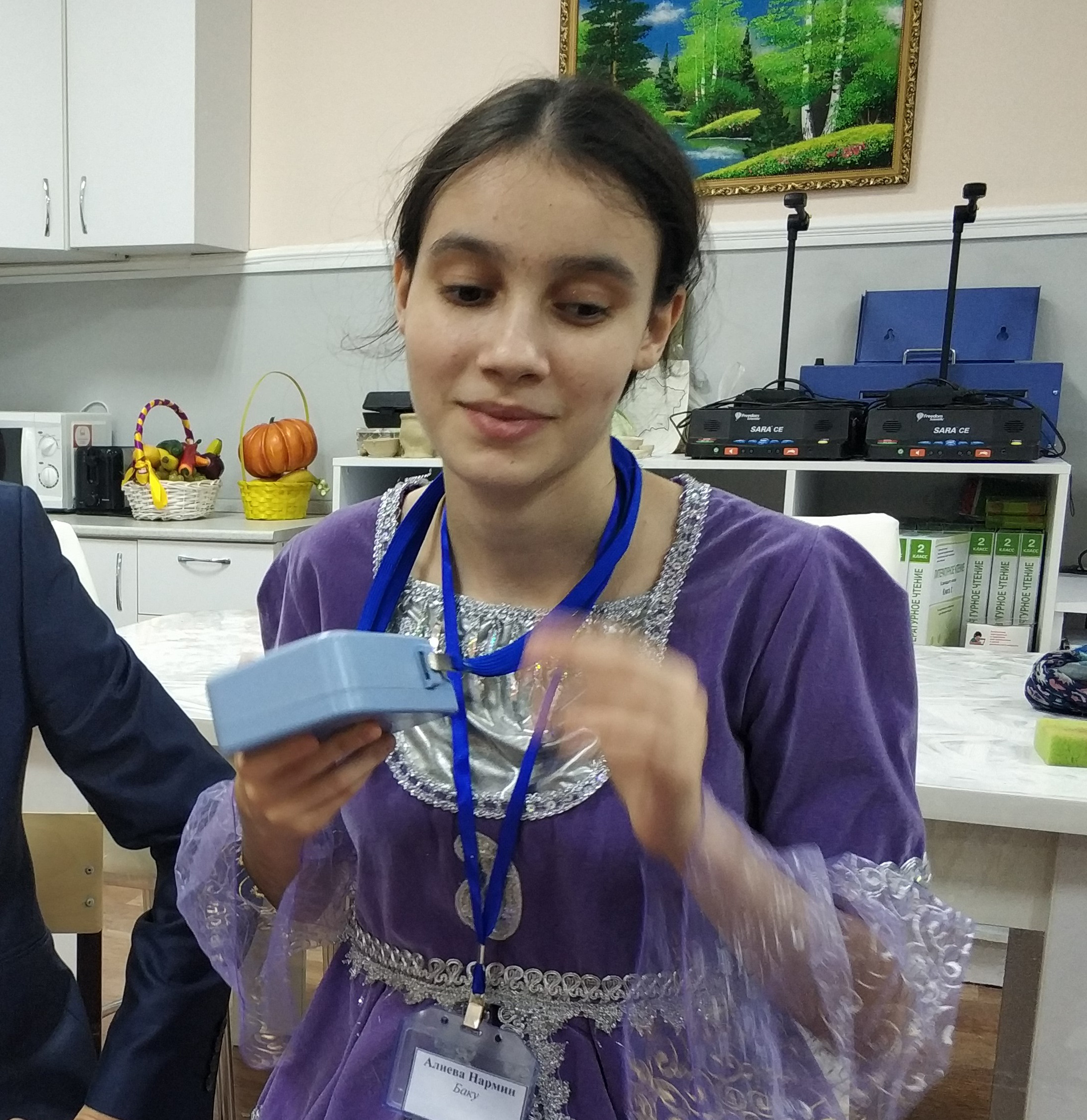 Девушка держит устройство SEZUAL