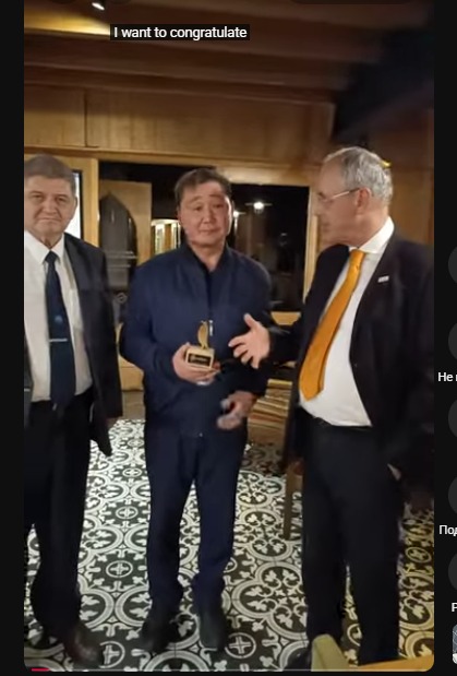 Председатель WSA проф. д-р Петер А. Брук поздравляет VISION FOR BLIND